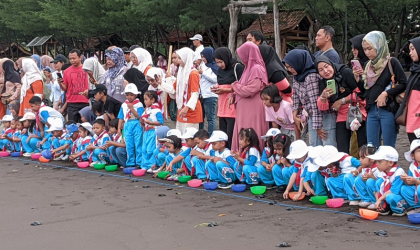 Pelepasliaran Tukik Bersama Siswa Siswi TK Pembina