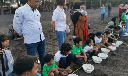Pelepasliaran Tukik Bersama Baby Go dan Siswa TK