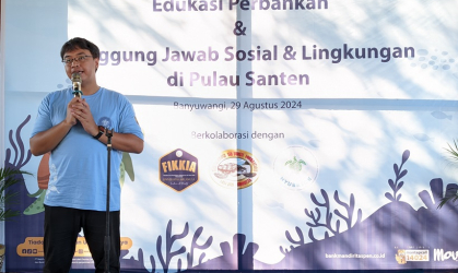 Sosialisasi kepada masyarakat di Pantai Pulau Santen