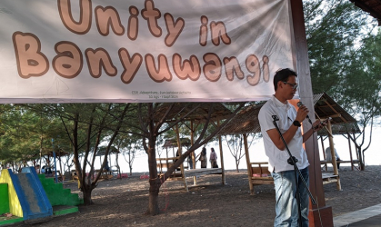 Sosialisasi kepada masyarakat di Pantai Pulau Santen