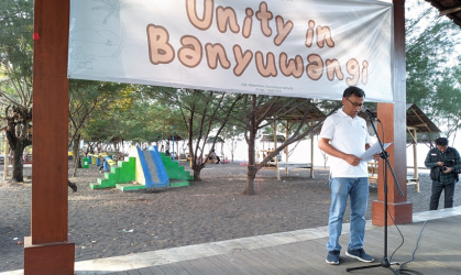 Sosialisasi kepada masyarakat di Pantai Pulau Santen