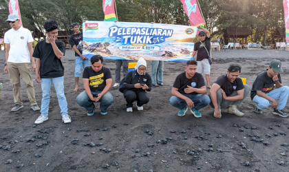 Pelepasliaran Tukik Bersama Indofood Noodle Surabaya