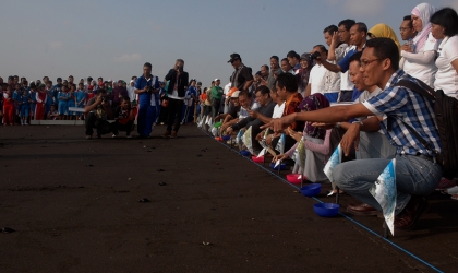 Pelepasliaran Tukik Bersama Pejabat Perhutani Divre Prop Jatim