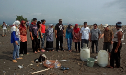 Penyu Bertelur di Pantai Boom 2