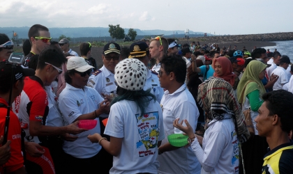 PELEPASLIARAN TUKIK PADA ACARA TOUR DE BANYUWANGI IJEN 2016