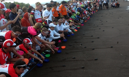 PELEPASLIARAN TUKIK PADA ACARA TOUR DE BANYUWANGI IJEN 2016