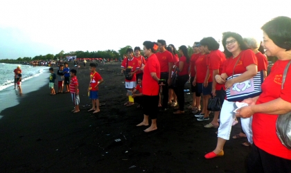 Pelepasliaran Tukik Bersama Anggota Gereja