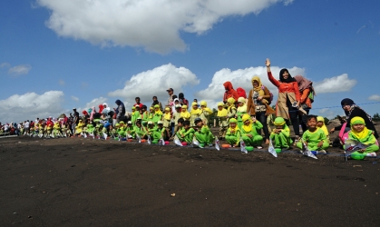 Pelepasliaran Tukik Bersama Siswa TK Aisiyah