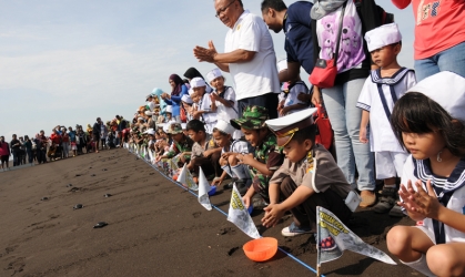 Pelepasliaran Tukik Memperingati Hari Pahlawan