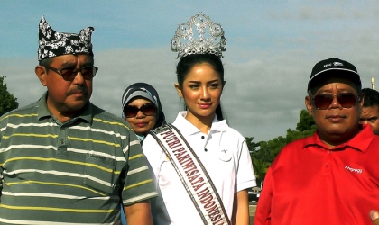 Pelepasliaran Tukik Bersama Putri Pariwisata Indonesia