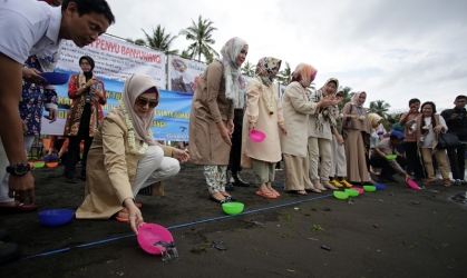 Pelepasliaran Tukik Bersama Istri Kapolda 