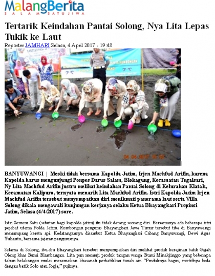 Tertarik Keindahan Pantai Solong, Nya Lita Lepas Tukik ke Laut - Malang Berita