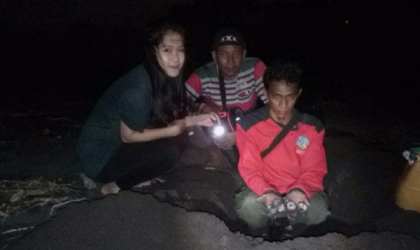Menemukan Penyu Bertelur di Pantai Boom