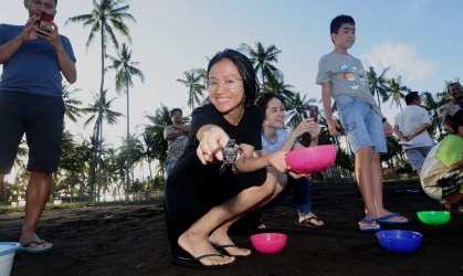 Pelepasliaran Tukik Bersama CEO Jawa Pos