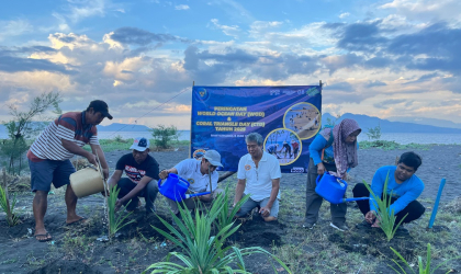 Penanaman Pandan Laut Dalam Memperingati Hari Laut Dunia