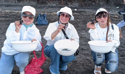 Pelepasliaran Tukik Bersama Staf kantor BCA Cabang Banyuwangi 