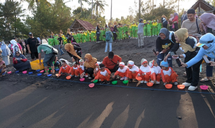 Pelepasliaran Tukik Bersama Siswa Siswi TK Aisyah 1 Banyuwangi 