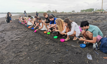Pelepasliaran Tukik Bersama Mahasiswa Liverpool