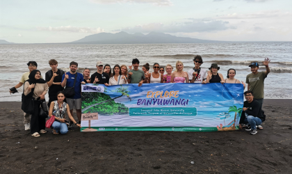 Pelepasliaran Tukik Bersama Mahasiswa Liverpool